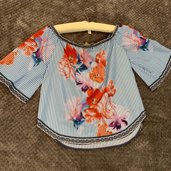 Flowered top - Picture 1 of 2